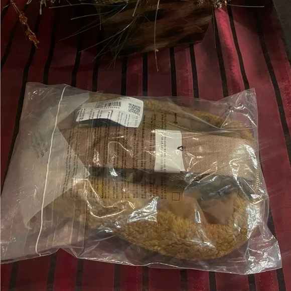 # 198 NWT - Lululemon Burnt Caramel Sherpa Everywhere Belt Bag 1L Gold
